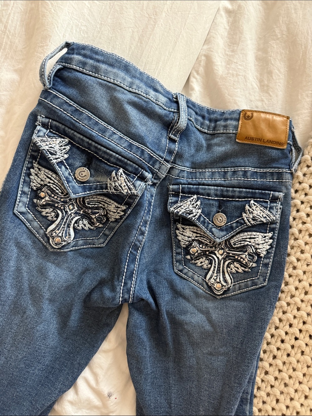Women's Embroidered Back Pocket Jeans - Medium Blue